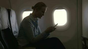 dentro avião Visão do mulher fazer Forma de pagamento com banco cartão usando Smartphone e conector de wifi para digitalização banco cartão video