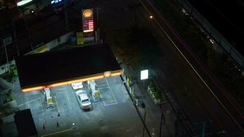 espaço de tempo do gasolina estação às noite video