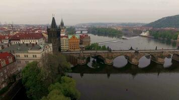 aéreo Visão do Charles ponte dentro Praga, tcheco república video