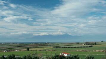 lapso de tiempo de naturaleza con nubes, tierras de cultivo y Olimpo montaña video