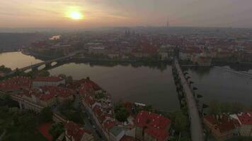 Praag architectuur en vltava rivier, antenne visie video