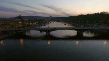 noche praga, aéreo ver a melenas puente video