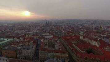 Praga paisaje urbano, aéreo ver a amanecer video