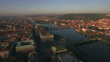 Antenne Aussicht entlang Moldau Fluss im das Sommer- Prag, Tschechisch Republik video