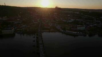 Charles puente y Praga panorama, aéreo ver a puesta de sol video