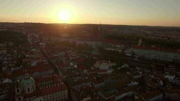 aéreo Visão do Praga e vltava rio às pôr do sol video