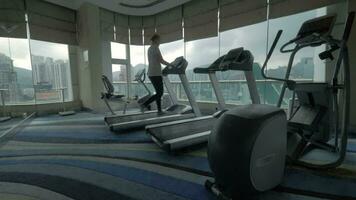 Frau ausüben auf Laufband im das Fitnessstudio video