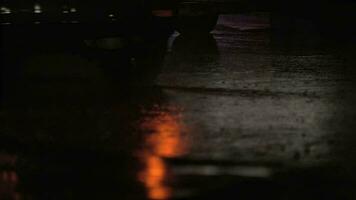schließen oben Aussicht von Regen Straße mit Reiten Auto video