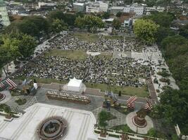 un aéreo foto de musulmán congregación Orando eid en el campo