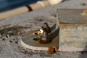 el tornillo ese sostiene el grueso acero en el edificio para un largo hora Hasta que es completamente oxidado muy largo Servicio vida es hora a cambio foto