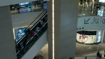 hora lapso ver de personas peatonal tráfico en el escalera mecánica en el grande multi nivel compras centro comercial video