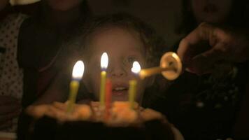 pequeño niño contento con su cumpleaños pastel video