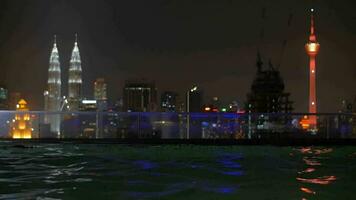 im Schwimmbad auf Dach von ein Hotel im kuala lumpur, Malaysia ist Schwimmen jung Mädchen video