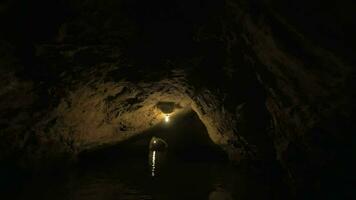 excursión por barco mediante el oscuro cueva sistema, misterioso atmósfera de Vietnam naturaleza video