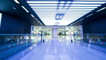 hyperlapse de en marchant dans le aéroport video