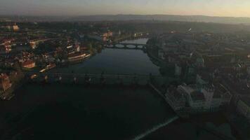 aéreo Visão do a velho parte do Praga e pontes sobre a vltava rio às nascer do sol Charles ponte urbano panorama video