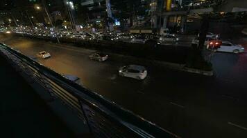 occupato traffico su notte strade di bangkok, Tailandia video