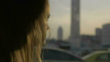 Frau suchen aus das Fenster während Bus Reiten im Bangkok, Thailand video