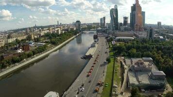 aérien vue de Moscou ville avec rivière et nuageux ciel video