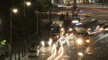 Zeitraffer von Nacht Auto der Verkehr auf beschäftigt Straßen im Seoul, Süd Korea video