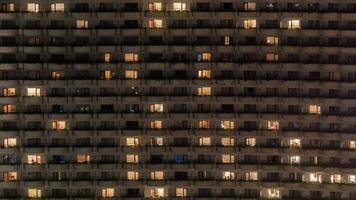 tempo periodo davanti Visualizza di edificio con commutazione su e via luci nel il finestre hong kong, Cina video