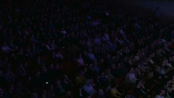 Menschen applaudieren im das Film Theater video