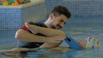 tratamento do criança com exercício dentro água video