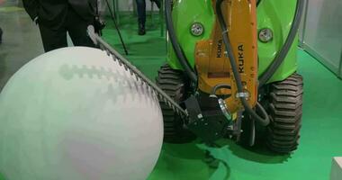 su esposizione robotix expo visto industriale robot kuka video