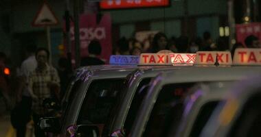 nacht visie van taxi teken Aan taxi's aan het wachten mensen video