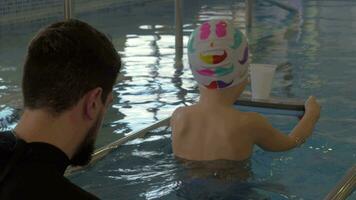 Behandlung von ein Kind im therapeutisch Schwimmbad video