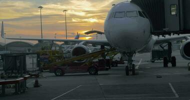 Zeitraffer von Wird geladen Flugzeug beim Sonnenuntergang video