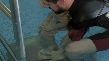 rehabilitación centrar evexia, pequeño chico y profesor en nadando piscina video