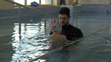 Therapie mit ausüben im Wasser video