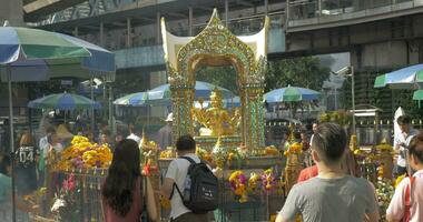 Tourists at Altar Erawan in Bangkok, Thailand video