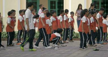 kinderen pioniers aan het doen oefening buitenshuis Hanoi, Vietnam video