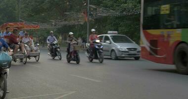 turistas viajando de triciclo Táxi dentro Hanói, Vietnã video