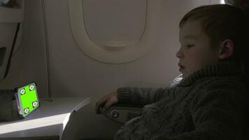 niño acecho alguna cosa en teléfono inteligente en el avión croma llave video