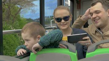 i Wien, österrike i ett öppen buss rider en ung familj med en liten son video