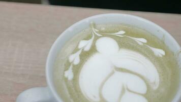 flor cenário em café com leite matcha video