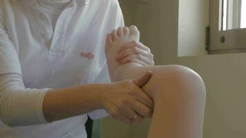 terapeuta haciendo pierna masaje a un niño video
