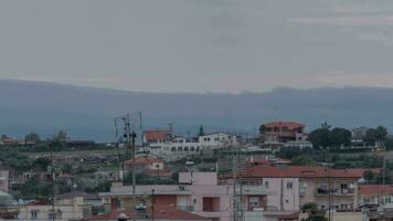 lasso di tempo nel nea callicratia, Grecia a tramonto visto tetti di case con antenne e montare Olimpo video