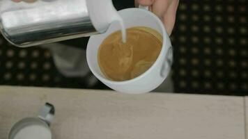 maken koffie met room afbeelding video