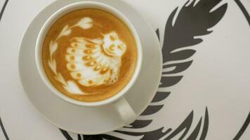 table est servi avec une tasse de café avec mousse et une dessin, puis mettre sucre dans tasse video