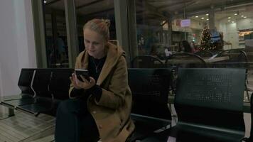 leende kvinna använder sig av mobil i handla Centrum video