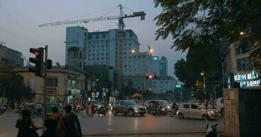caótico la carretera transporte en noche Hanoi, Vietnam video