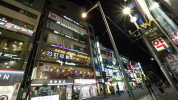 espaço de tempo do noite rua com iluminado faixas em a edifícios Seul, sul Coréia video
