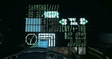 grande pantalla con información a noche ciudad video