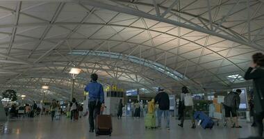 corredor com pessoas dentro Incheon internacional aeroporto Seul, sul Coréia video