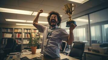 un alegre empleado agarra un trofeo para excepcional logro a el oficina foto