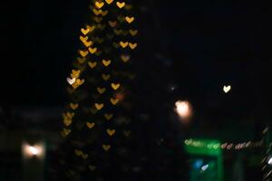 amarillo bokeh y difuminar corazón forma amor enamorado día vistoso noche ligero en árbol foto